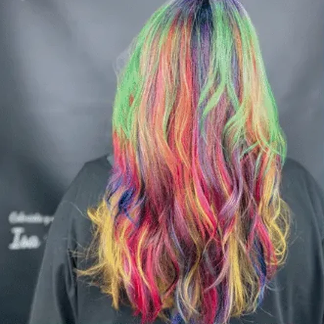 Color fantasía arcoíris, melena larga multicolor