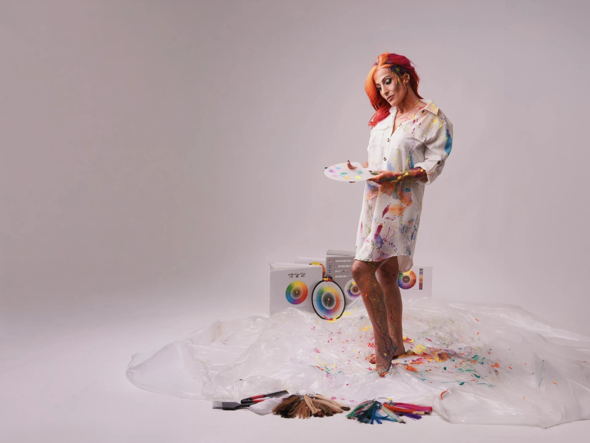 Estilista de Al Pelo Estilistas con paleta de color y ropa pintada